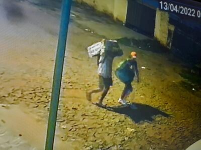 Cámaras de circuito cerrado lograron captar el momento en el que los malvivientes llevaban el compresor del aire acondicionado