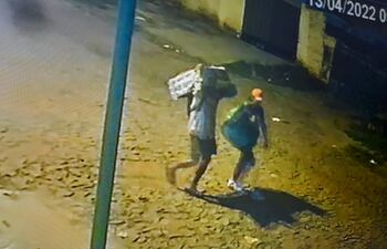 Cámaras de circuito cerrado lograron captar el momento en el que los malvivientes llevaban el compresor del aire acondicionado