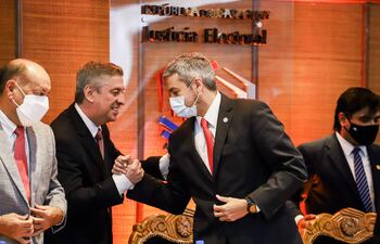 AME539. ASUNCIÓN (PARAGUAY), 11/04/2022.- El presidente paraguayo, Mario Abdo Benítez (c), saluda a Jaime Bestard, presidente del Tribunal Superior de Justicia Electoral (TSJE), durante una ceremonia en la sede del TSJE, el 11 de abril, en Asunción (Paraguay). EFE/ Nathalia Aguilar