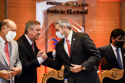AME539. ASUNCIÓN (PARAGUAY), 11/04/2022.- El presidente paraguayo, Mario Abdo Benítez (c), saluda a Jaime Bestard, presidente del Tribunal Superior de Justicia Electoral (TSJE), durante una ceremonia en la sede del TSJE, el 11 de abril, en Asunción (Paraguay). EFE/ Nathalia Aguilar