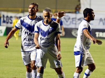 El festejo de Antonio Bareiro después de anotar el gol del empate parcial de 1-1 frente a Sol de América, anoche en el estadio Martín Torres donde ganó Ameliano 3-1 a Sol.