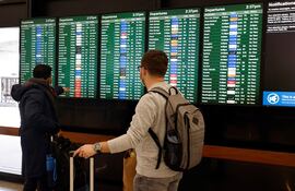Pasajeros se informan sobre la cancelación de vuelos en el aeropuerto de San Francisco. (EFE)