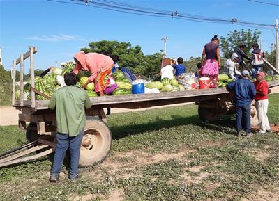 Familias indígenas de Laguna Negra vendiendo sus sandías en el acceso sur de Filadelfia.