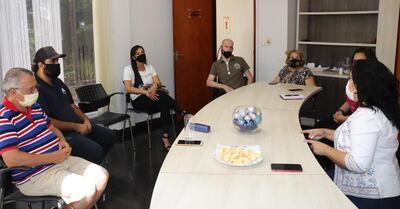 La ministra de Senatur Sofía Montiel en la reunión con propietarios de posadas de Alto Paraná.