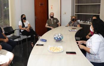 La ministra de Senatur Sofía Montiel en la reunión con propietarios de posadas de Alto Paraná.