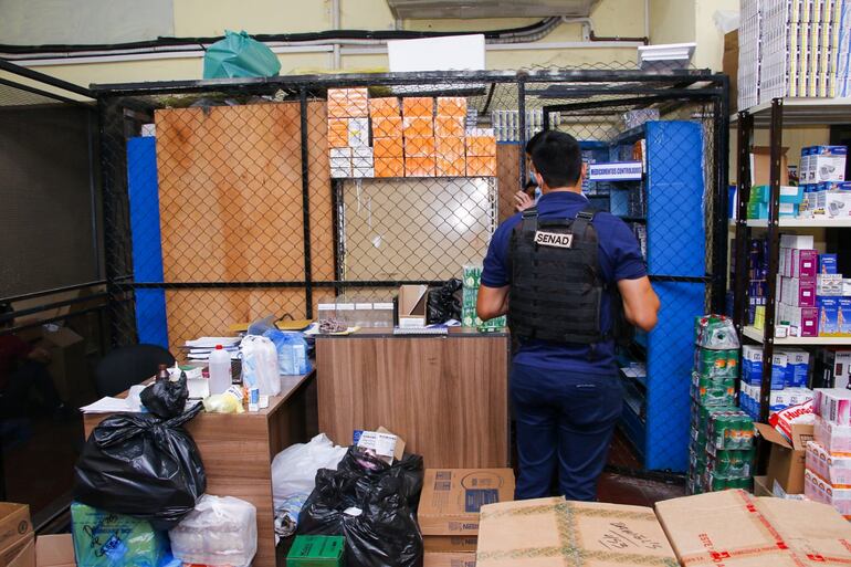 Agentes de la Senad verifican medicamentos de un depósito del Mercado 4
