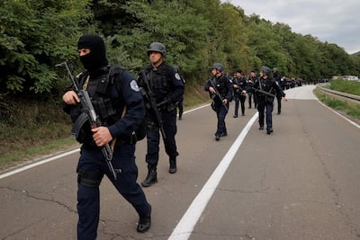 Policías de Kosovo patrullan cerca de un cruce fronterizo con Serbia.