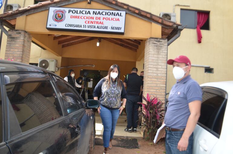 Momentos en que la fiscala Laura Avalos se retira de la comisaría 55 Central, en donde presta servicio el oficial segundo Félix Antonio Guzmán González, supuesto implicado en el asalto al intendente de San Antonio. La agente fiscal verificó la habitación del policía.