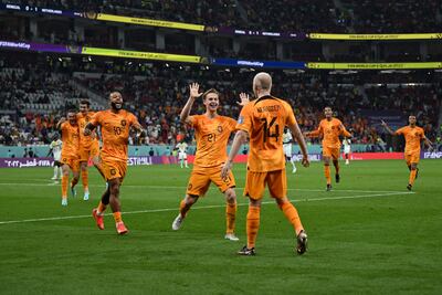 El mediocampista de Holanda #14 Davy Klaassen (R) celebra con el mediocampista de Holanda #21 Frenkie De Jong (C) y el delantero de Holanda #10 Memphis Depay después de anotar durante el partido de fútbol del Grupo A de la Copa Mundial de Qatar 2022 entre Senegal y Holanda en el Estadio Al-Thumama en Doha el 21 de noviembre de 2022.