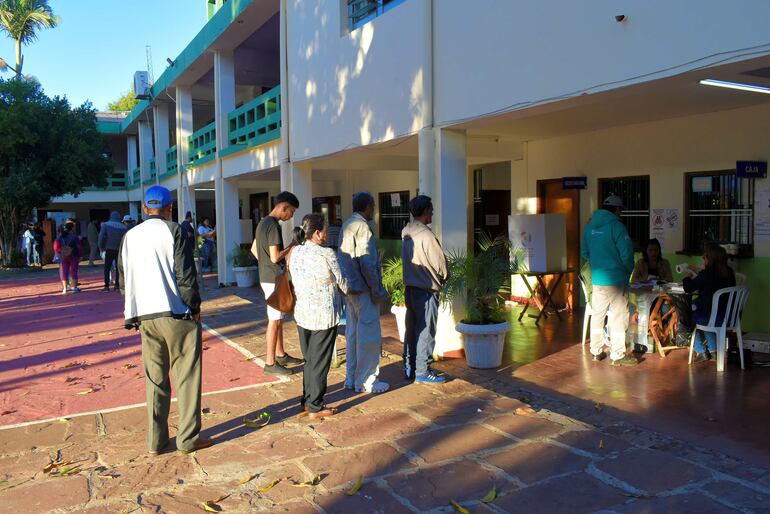 Una cantidad considerable de votantes ya estaban aguardando la apertura de portones para hacer uso de su derecho al sufragio.