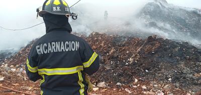 Bomberos trabajan arduamente para poder sofocar el incendio en el vertedero de Encarnación.