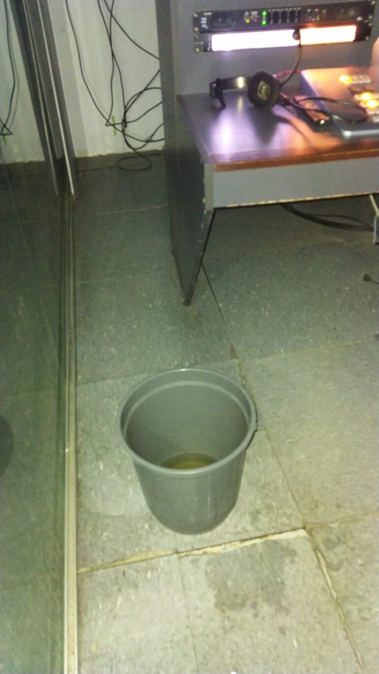 Los funcionarios colocaron baldes ante las goteras que se generaron en el interior del canal estatal, que está a cargo del Mitic.