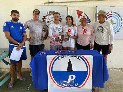 Christian y Lucero Croquet (centro), con Intrépido, se llevaron el primer lugar del podio de la la segunda regata Pampero, que se realizó en aguas de la Bahía de Asunción.