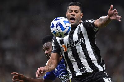Hulk (d) de Mineiro disputa el balón con Elvis Perlaza de Millonarios, en un partido de la Copa Libertadores entre Atlético Mineiro y Millonarios en el estadio Mineirao en Belo Horizonte (Brasil). EFE/ Yuri Edmundo