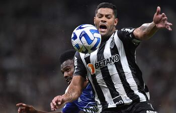 Hulk (d) de Mineiro disputa el balón con Elvis Perlaza de Millonarios, en un partido de la Copa Libertadores entre Atlético Mineiro y Millonarios en el estadio Mineirao en Belo Horizonte (Brasil). EFE/ Yuri Edmundo