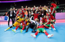 Jugadores, cuerpo técnico y dirigentes de Portugal celebran su primer título mundial. EFE