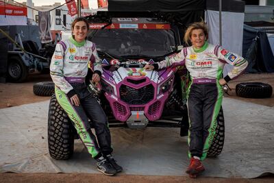 La piloto Mercè Martí (d) y la copiloto andorrana Margot Llobera (i), al finalizar la etapa 6 del Rally Dakar 2022. En un país como Arabia Saudí, en el que las mujeres intentan defender aún, en 2022, sus derechos fundamentales, el equipo FNSpeed, el primero cien por cien femenino, decidió embarcarse en la aventura del Dakar, compitiendo en la categoría de vehículos ligeros.