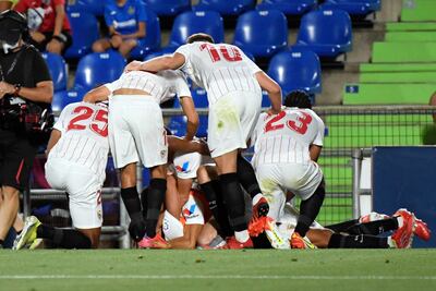 Los jugadores del Sevilla celebran el gol del argentino Lamela.