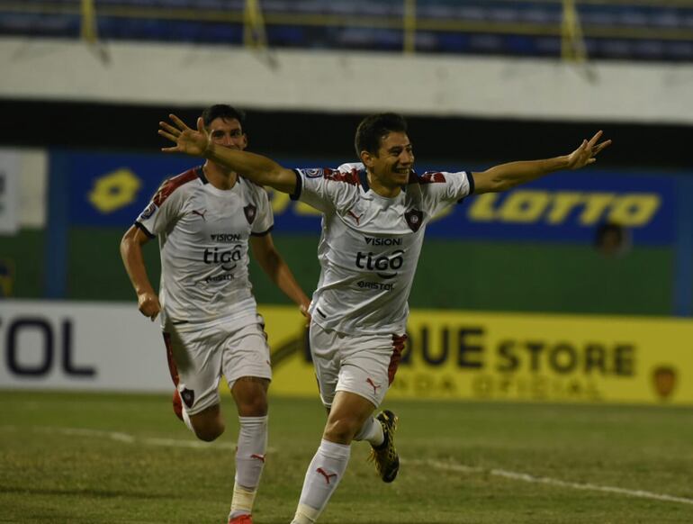 Oscar Ruiz en la primera pelota que tocó anotó el gol para Cerro Porteño.