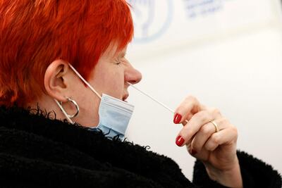 Una mujer toma una muestra para un análisis de covid-19 en un centro de testeo en Uxbridge, al oeste de Londres.