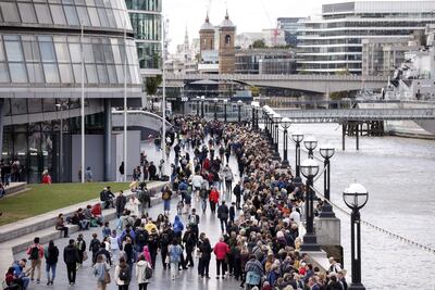 La gente forma fila en el Paseo de la Reina junto al río Támesis, para presentar sus condolencias la difunta reina Isabel II en el Westminster Hall, en Londres.
