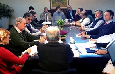 Momento de la reunión del Foro Mercosur de la Carne en Uruguay; al fondo se los ve a  Luis Villasanti, de la ARP, y a Korni Pauls, de la Cámara de la Carne.