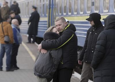 Refugiados ucranianos se abrazan antes de partir en un tren hacia Polonia, en la ciudad de Odesa.