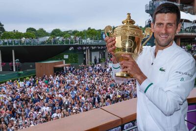 El serbio Novak Djokovic subió al balcón de los campeones para saludar con su trofeo a los aficionados que lo ovacionaron (AFP).