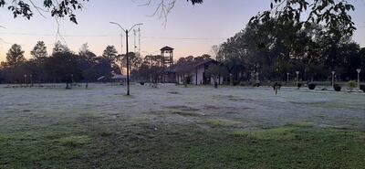 El patio de la Iglesia jesuita del distrito de San Joaquín, con rastros del intenso frío registrado en la zona.