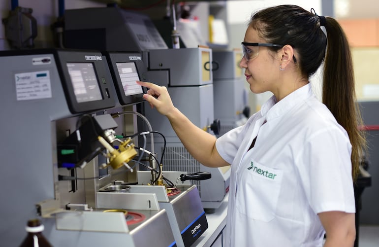 El laboratorio de Nextar, licenciatario de Petrobras en Paraguay, obtuvo recientemente la reacreditación en la norma intenacional ISO 17025.