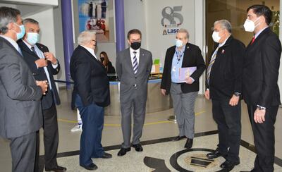 El ministro Luis Castiglioni, con otras autoridades del Poder Ejecutivo, conversa con directivos de Laboratorios Lasca. Fue esta tarde.