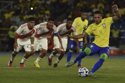 Vitor Roque anota desde el punto penal el tercer gol para Brasil, que se impuso por 3-0 a Perú.