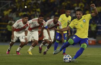 Vitor Roque anota desde el punto penal el tercer gol para Brasil, que se impuso por 3-0 a Perú.