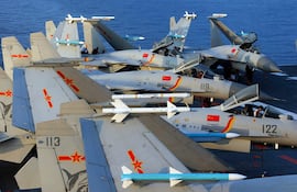 Aviones de combate de China Popular J-15, en Liaoning. (AFP)