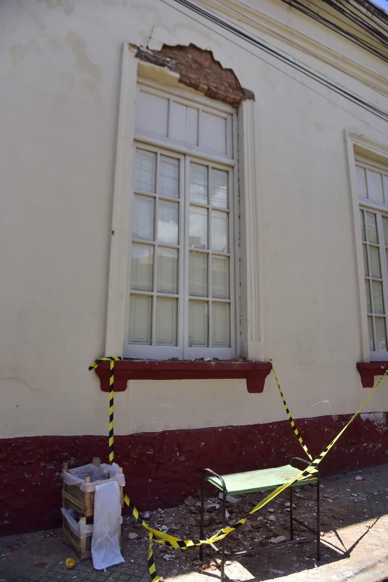 Mediante cintas y muebles en desuso se clausuró la vereda de la calle 15 de Agosto a los peatones, para evitar accidentes.