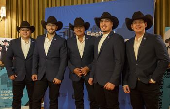 Los integrantes de Bronco: Javier Cantú, Rene Esparza, José Guadalupe Esparza, José Adán Esparza y Arsenio Guajardo, durante la rueda de prensa en la que anunciaron su concierto sinfónico.