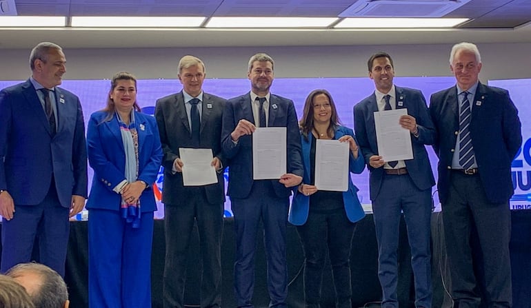 Juntos 2030 con la firma de los 4 Ministros de Deportes en Santiago, Chile.