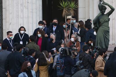Integrantes de la Convención Constituyente abandonan el edificio tras la suspensión de la sesión de hoy, 5 de julio 2021, en el antiguo Congreso Nacional, en Santiago (Chile).