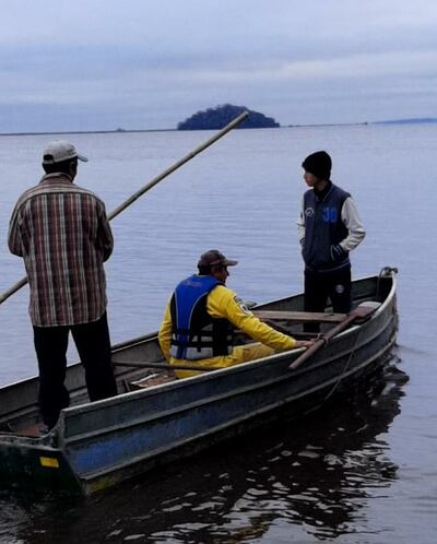 Bomberos y lugareños tratan de ubicar al baqueano que está desaparecido