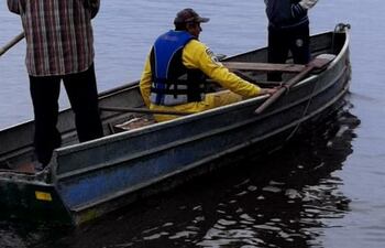 Bomberos y lugareños tratan de ubicar al baqueano que está desaparecido