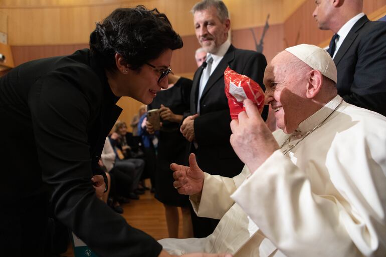 La emoción del Papa Francisco al recibir el paquete de chipa por parte de la compatriota Mariela Cuevas.