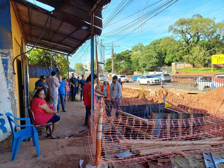 Vecinos rechazan la instalación de columnas de alta tensión frente a sus casas y comercios. Los postes obstruirán el paso de los clientes.