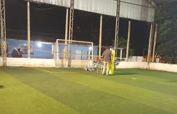 Un arco de fútbol cayó sobre un niño y lo mató.