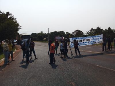 Los nativos no dejan pasar a ningún conductor.