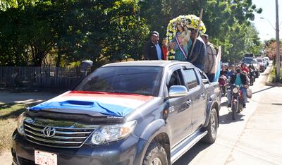 Caravana realizada por las principales calles del distrito de Fuerte Olimpo con escasa participación de fieles.