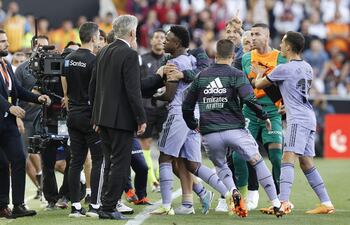 El delantero brasileño del Real Madrid Vinícius Júnior (c) es expulsado durante el partido correspondiente a la jornada 35 de LaLiga Santander que disputan Valencia CF y Real Madrid este domingo en Mestalla (Valencia). EFE/ Kai Forsterling