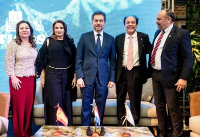 Autoridades nacionales, junto a directivos de Laboratorio de Productos Éticos, durante la presentación.