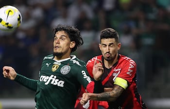 Gustavo Gómez (i) disputa el balón con Pedro Henrique, de Paranaense.