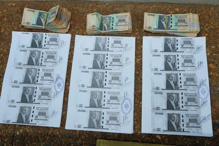 Las evidencias encontradas en poder de la funcionaria.