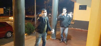 El político colorado de la ciudad de Ñemby, Aldo Godoy, recrimina al comunicador Agustín Scorza en la comisaría de San Antonio.